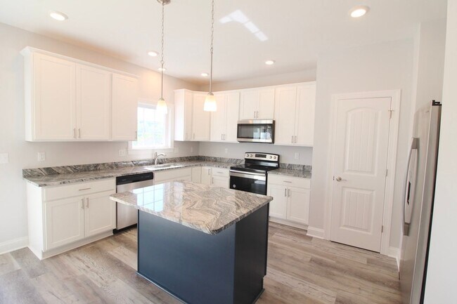 Building Photo - Stylish and Spacious Townhome Near Sentara...