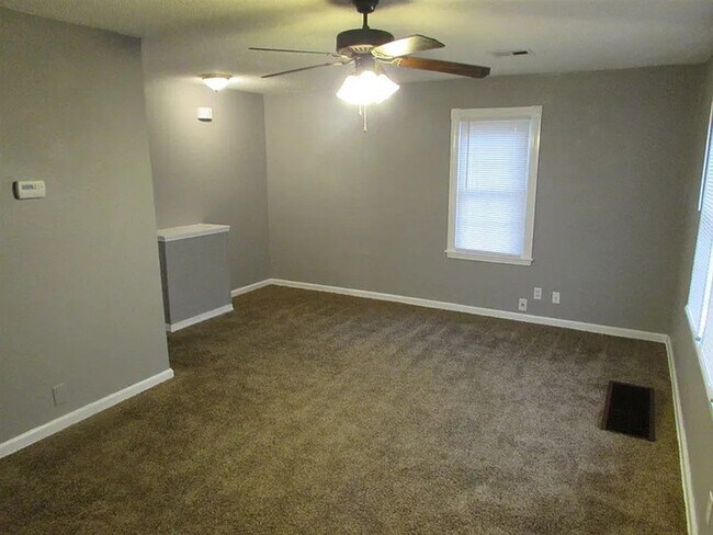 Building Photo - 2 bed 1 bath Home for rent