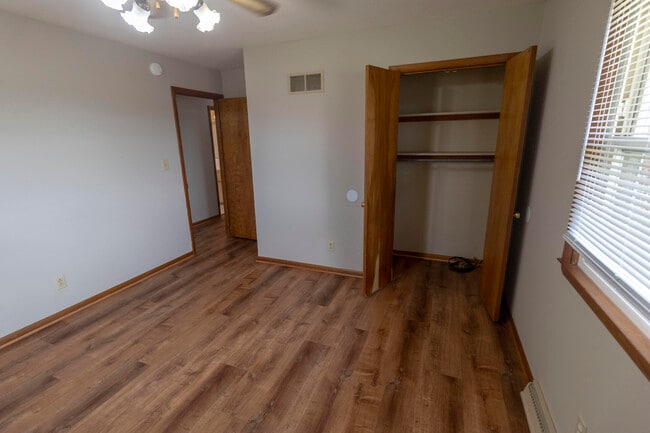 Building Photo - 1213 E Smiley Ln