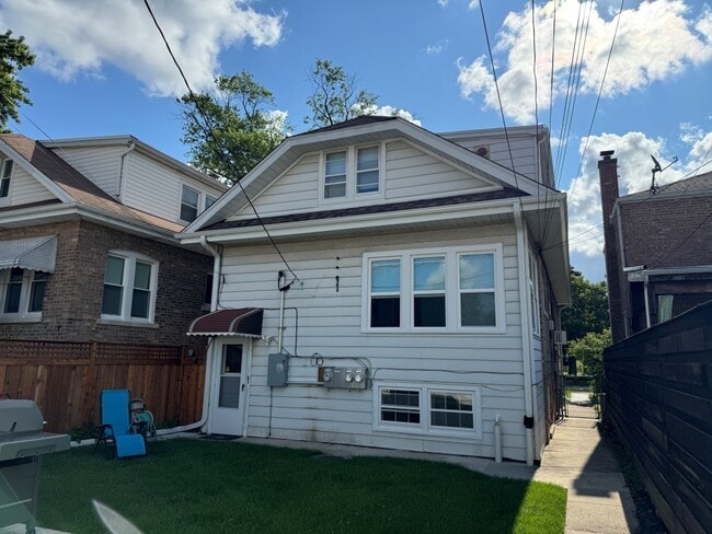 Building Photo - 3218 Oak Ave