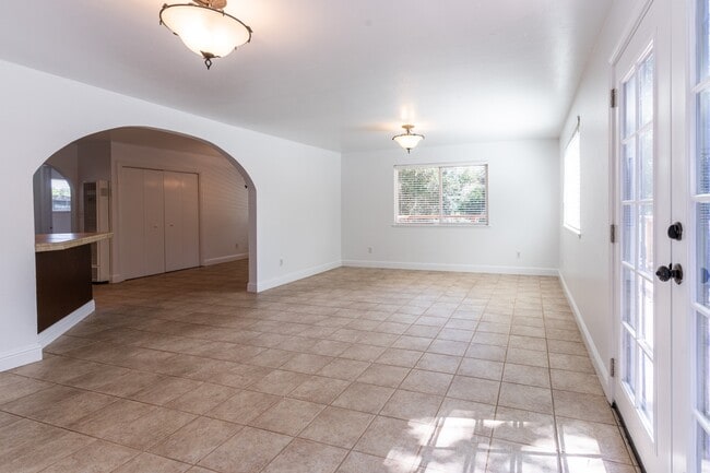 Building Photo - 300 IOLI Ranch Cir