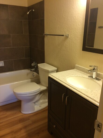 Building Photo - 923 N Swan Rd