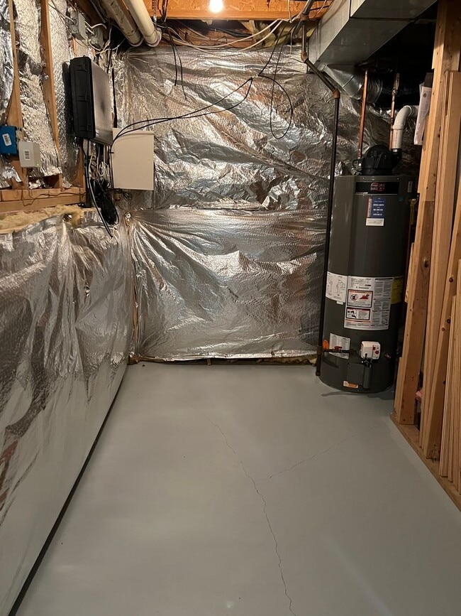 Building Photo - Spacious and Gracious, Close to EVERYTHING!