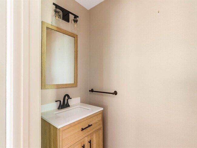 Building Photo - 33 Sweetleaf Ct