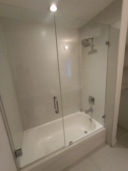 Building Photo - 1010 SW 2nd Ave