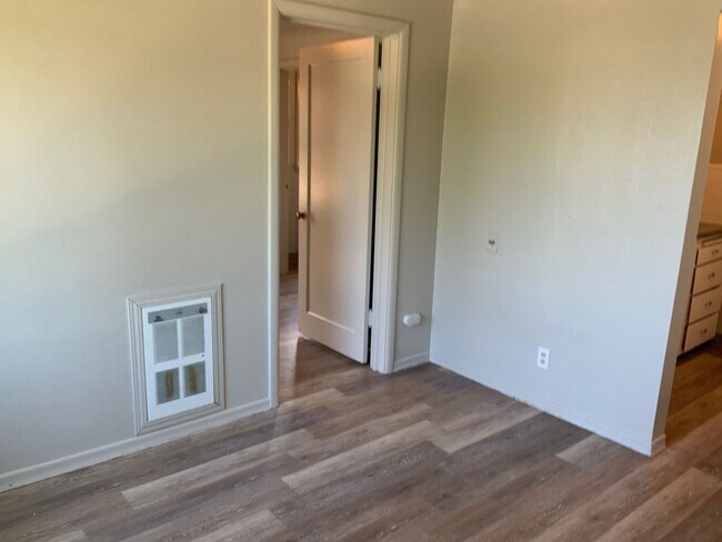 Building Photo - Charming 1-Bedroom Apartment for Rent on Spokane's Lower South Hill - Upstairs Unit with Downtown...