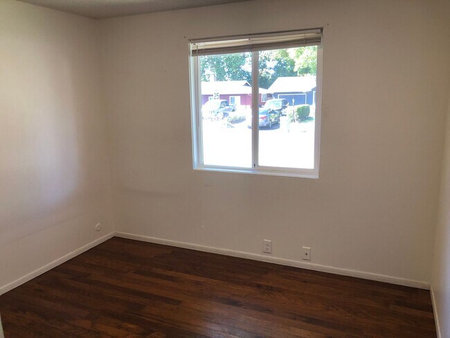 Building Photo - 3 bedroom 1 bath house in Eugene!