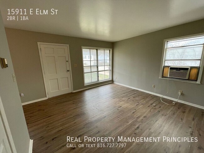 Building Photo - Newly Remodeled Townhouse Charmer!