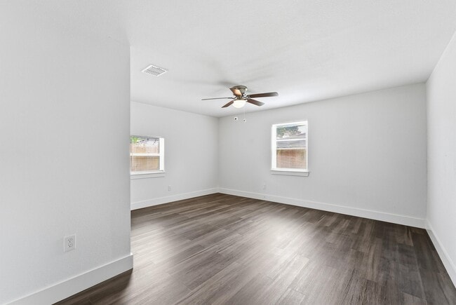 Building Photo - 2281 Des Jardines St
