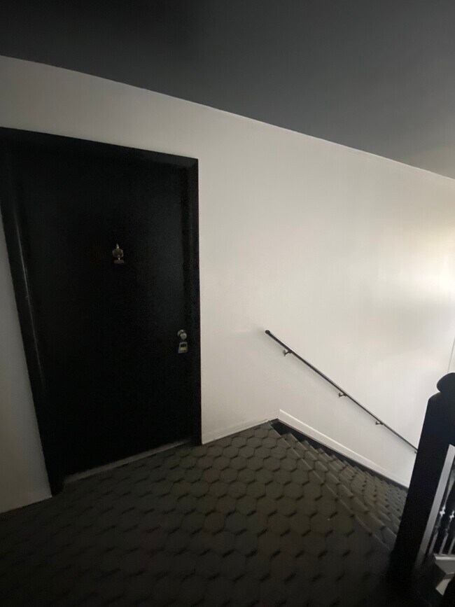 Building Photo - 719 E Walled Lake Dr