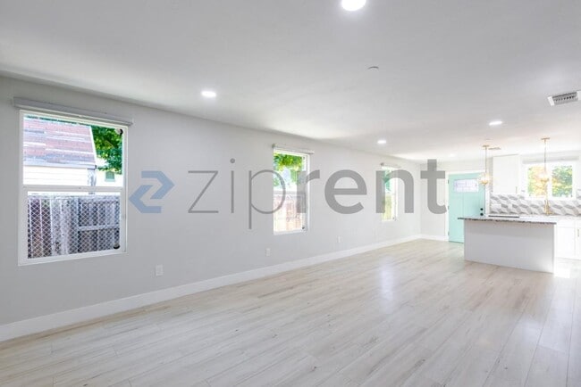 Building Photo - Unit
