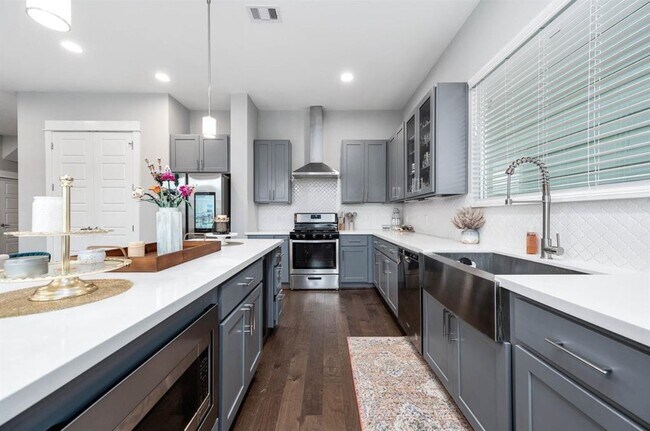 Building Photo - 414 Yale Oaks Ln