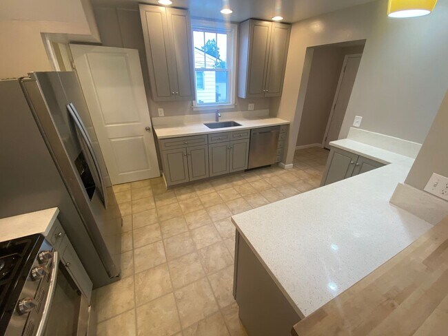 Building Photo - 4 Bedroom- Grandview