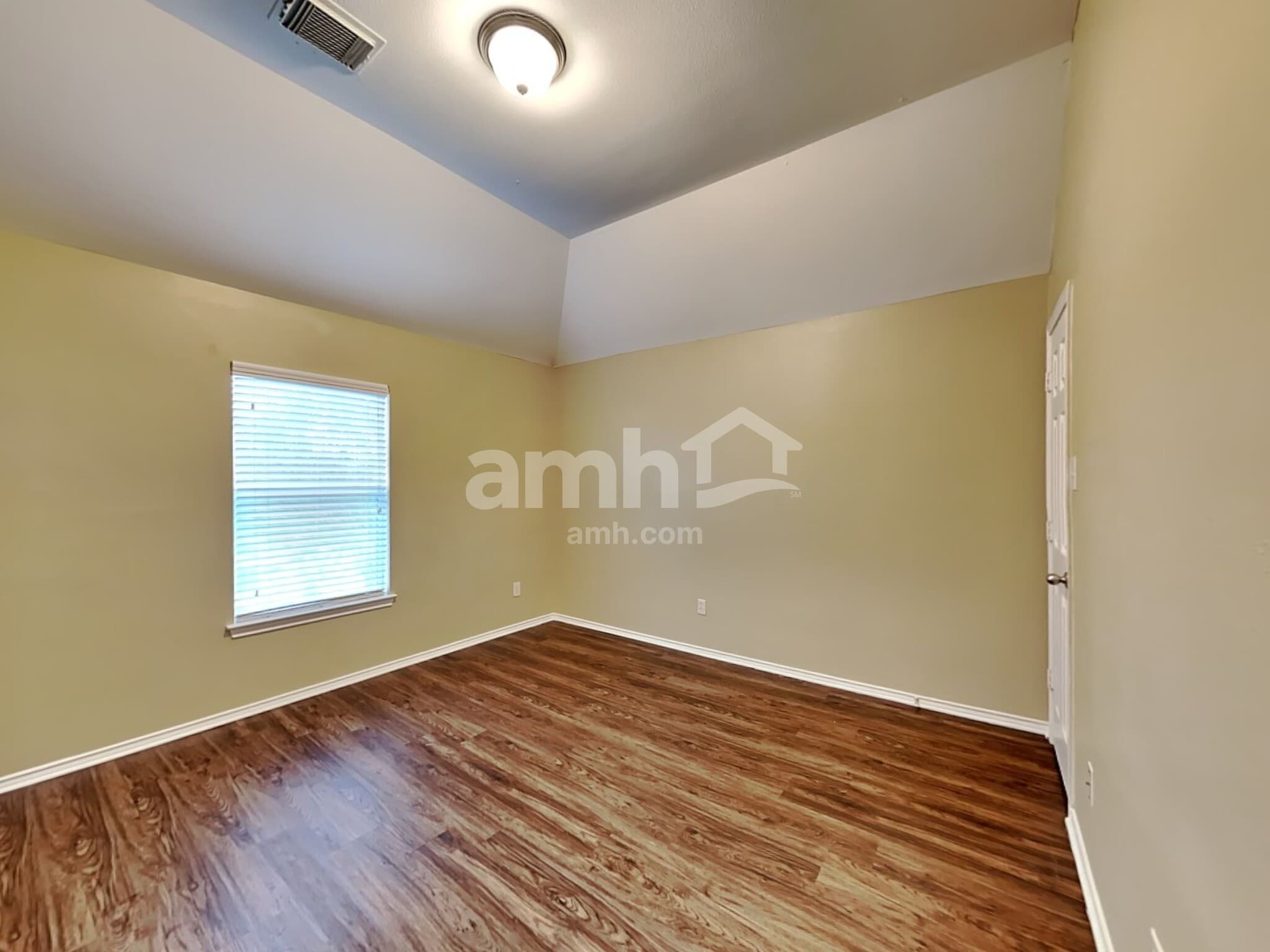 Building Photo - 2718 Lakecrest Way Dr