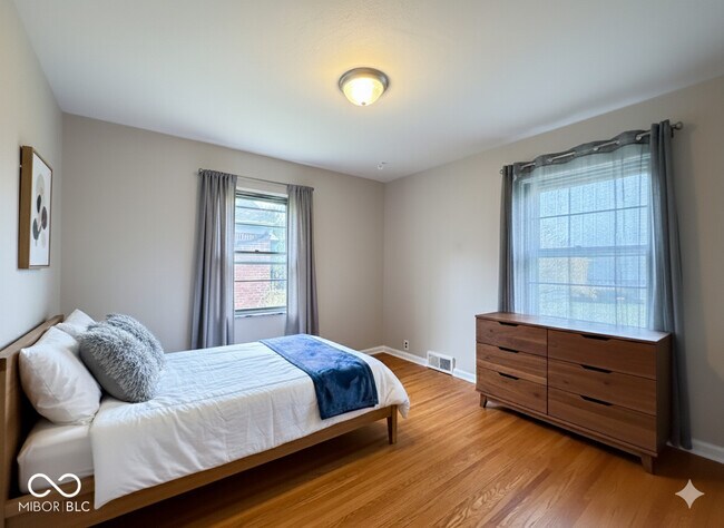 Building Photo - 5430 E 11th St