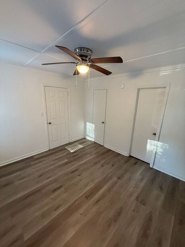 Building Photo - 605 Betty St