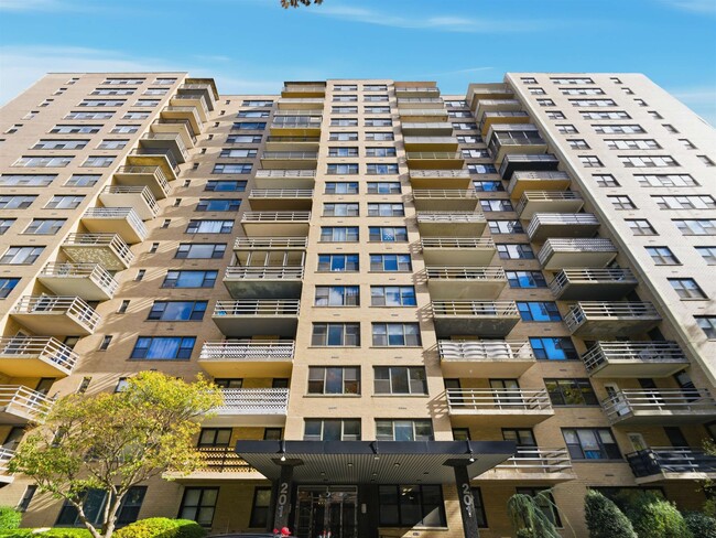 Building Photo - 201 St Pauls Ave