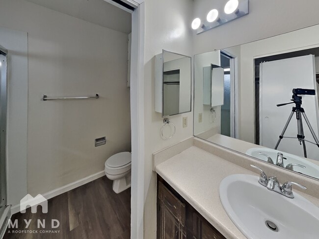 Building Photo - 1290 Stardust St