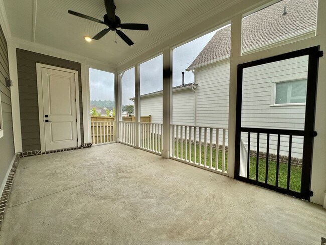 Building Photo - 3 bedroom home with 3.5 bathrooms and 2 Car Garage