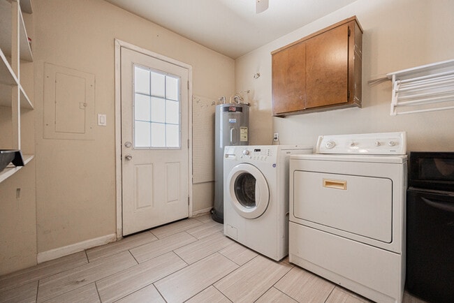 Building Photo - 2724 S Azalea Dr