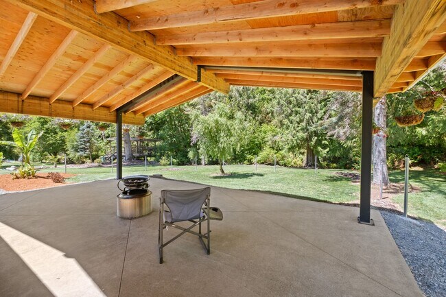 Building Photo - Rare Home on Creek Front Property!