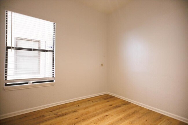 Building Photo - 3840 Far W Blvd