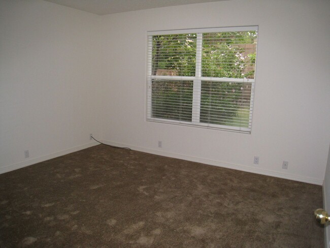 Building Photo - 4 Br, 3 Ba, large living room, formal dini...