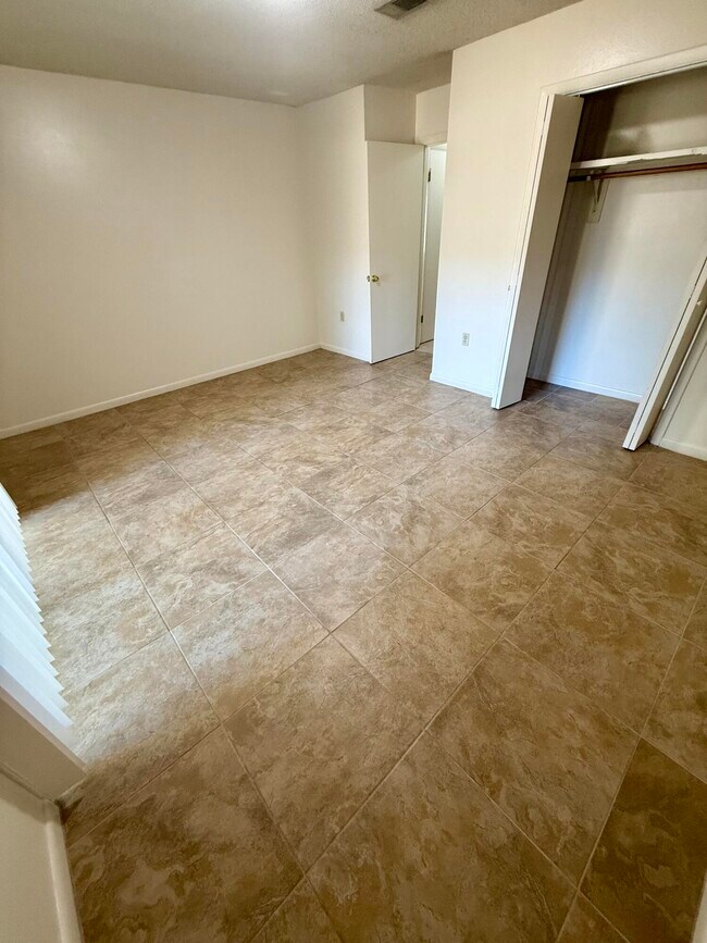 Building Photo - 153 Scottwood Dr SE