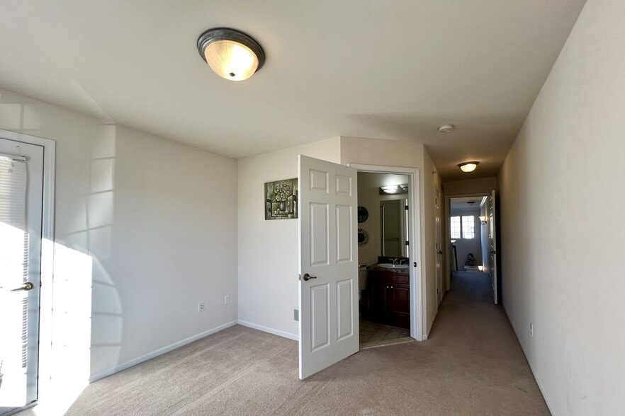 Building Photo - 17 N Squirrel Rd
