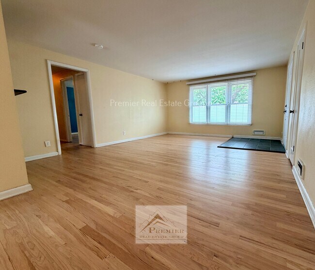 Building Photo - 2140 Robin Dr