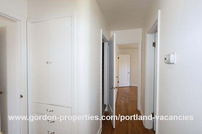 Building Photo - SE 57th Ave - 5 bedroom home with fireplac...
