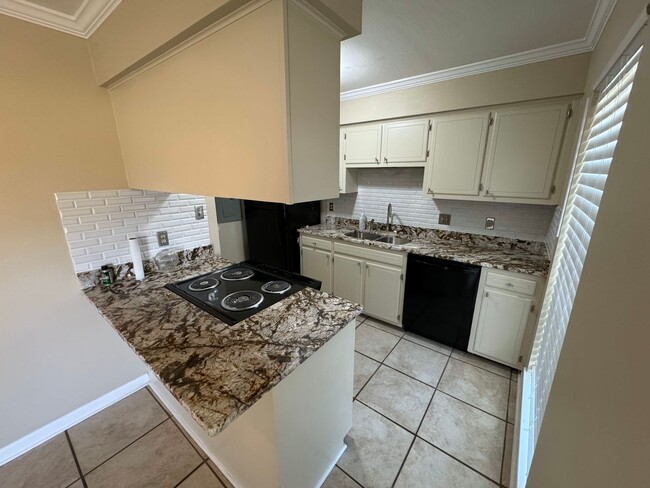 Building Photo - 2 Bedroom 1 Bath townhome located in Barri...