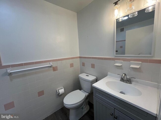 Building Photo - 1113 E Hunting Park Ave