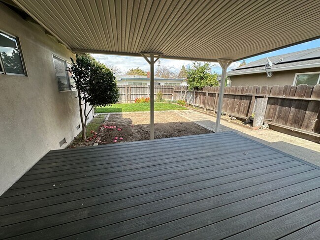 Building Photo - 1613 Carnation Ct