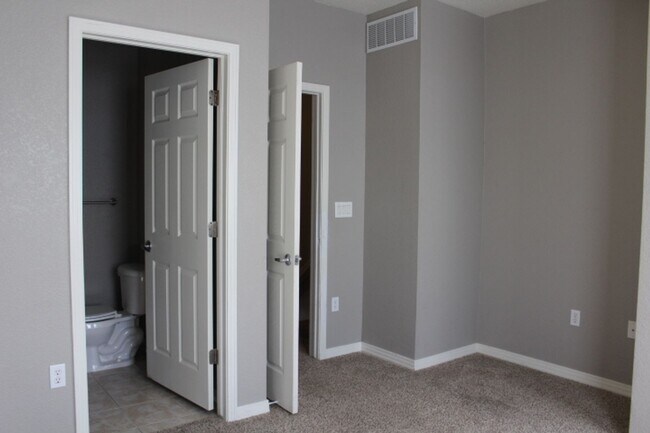 Building Photo - Stonegate Townhouse w/ 3 br/3 1/2 baths!!