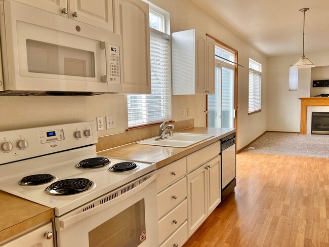 Building Photo - Excellent Location in Fishers Landing near...