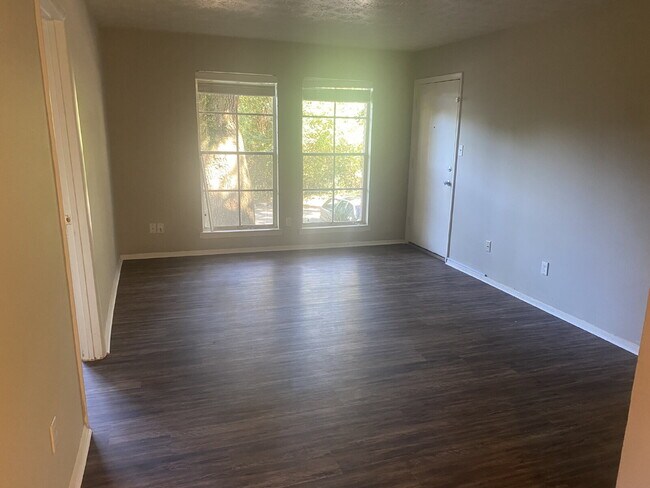 Building Photo - Gorgeous 2 Bedroom 1.5 Bathroom Condo With Stunning Flooring! AMAZING DEAL.