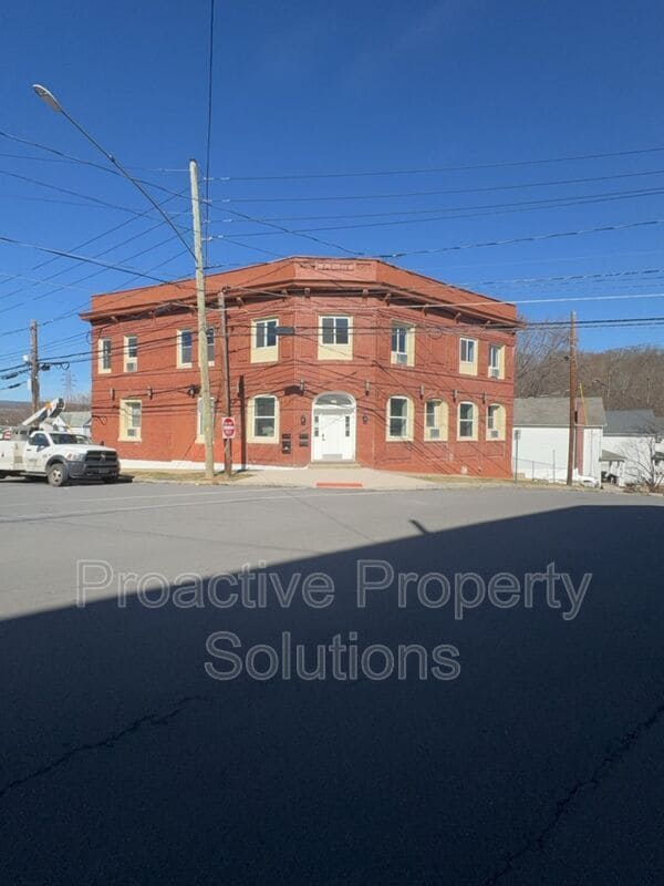 Building Photo - 730 N Main St