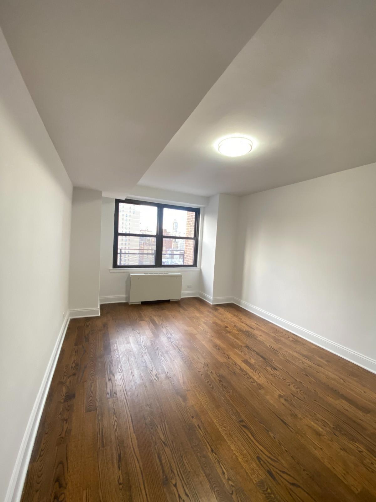 Building Photo - 240 E 82nd St