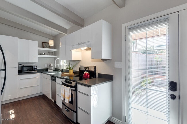 Building Photo - 7288 E Rancho Vista Dr