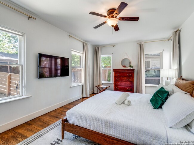 Building Photo - Charming 2-Bedroom Duplex in Mahncke Park