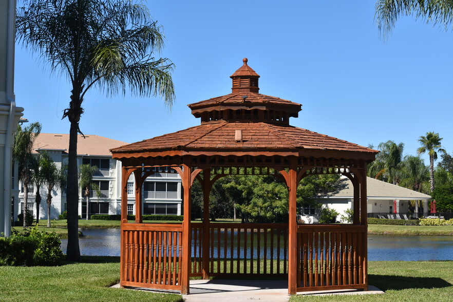 beautiful landscaped walking paths - 800 San Lino Cir