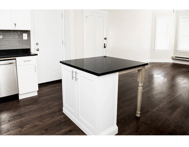 Building Photo - 3841 N Greenview Ave