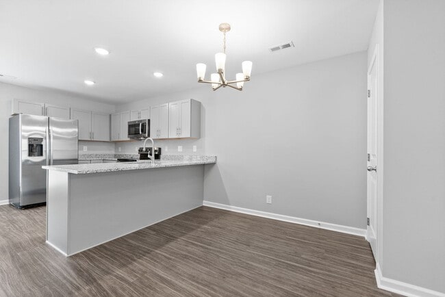 Building Photo - 2 Bedroom Condo For Rent Near Madison Street!