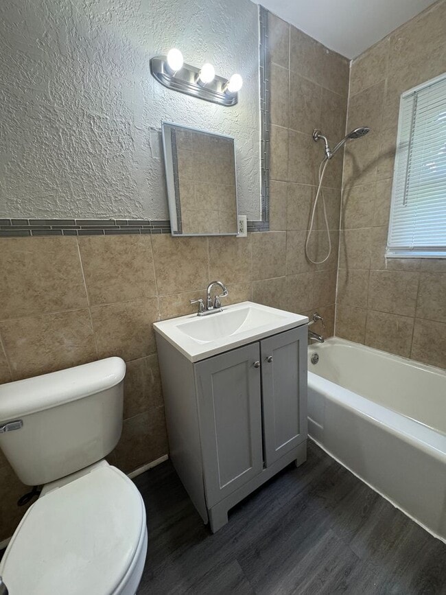 Building Photo - 824 NW 34th- AVAILABLE NOW!