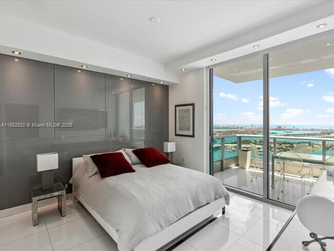 Building Photo - 900 Biscayne Blvd