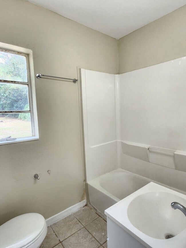 Building Photo - 606 Chaseville St