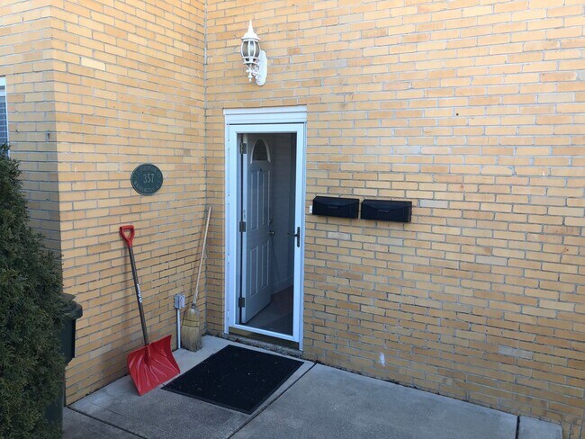 Building Photo - Beautifully Rehabbed Central Oakmont apart...