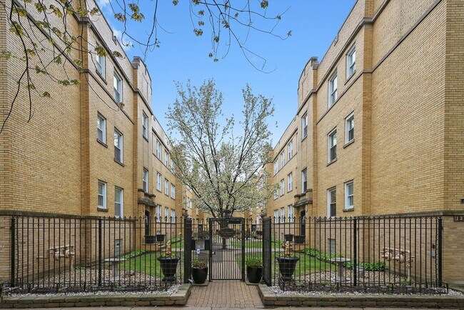 Primary Photo - 1338.5 W Estes Ave