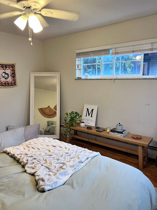 Building Photo - 2 BR IN HYDE PARK WITH OFF STREET PARKING